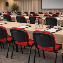 Konferenčná stolička stohovateľná – červená farba, SEAT IN AN TAU RD, ilustračná foto